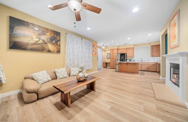 4 bd house with 2 living rooms near Disneyland