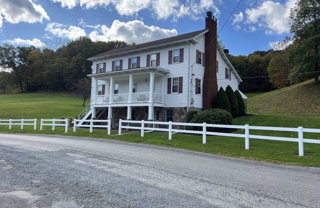 ✔️4 bdr 1860 house/families/lg yard parking/quiet/fishing pond/walking trails