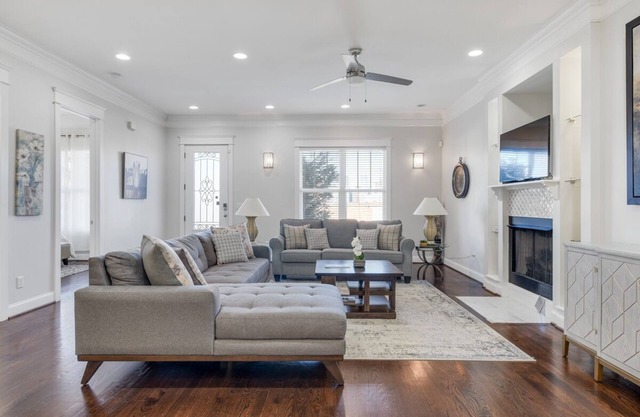 4 bdrm+3offices. Walk to the Gulch, Rooftop Deck, Outdoor Grill