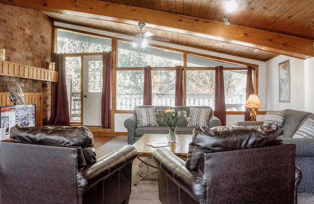 4 bdrm Cottage@Blue Mountain,Tyrolean Village Resorts/BBQ/Near the Village