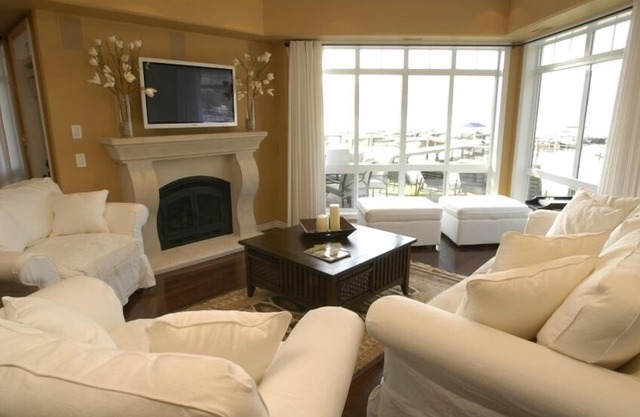 4 BDRM TH right on the Lake