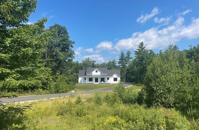 4 bed, 3.5 bath house with a 3 car garage, steam shower and fireplace! NO PETS!