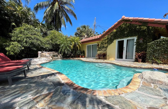 4 Bed 3.5 Bath Mediterranean Beach Villa <1 Min WALK From Beach