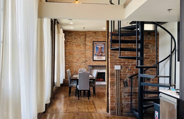 4 Bed, 3 Bath Loft in Downtown Louisville! Amazing River Views! Private Deck!