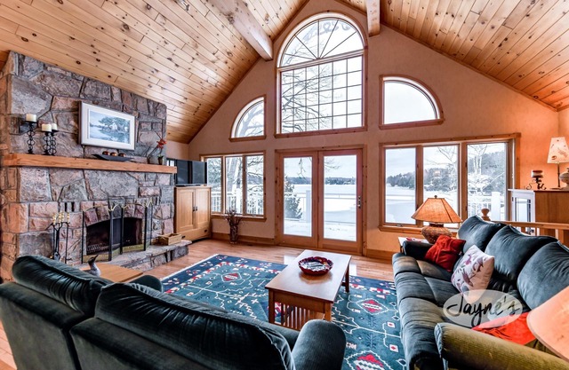 4 bed 4 bath cottage on Lake Rosseau minutes from Port Carling!