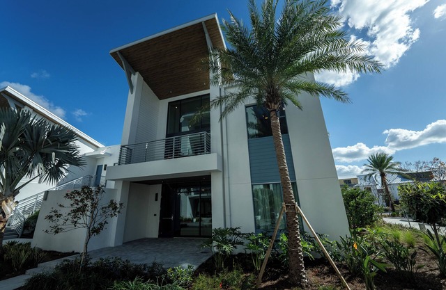 4 Bed, 4 Bath Luxury 2-Story Flat ADA, Garden View in Orlando, FL near Disney!