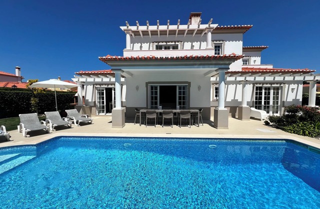 4 bed, 4 bath villa with large private heated pool