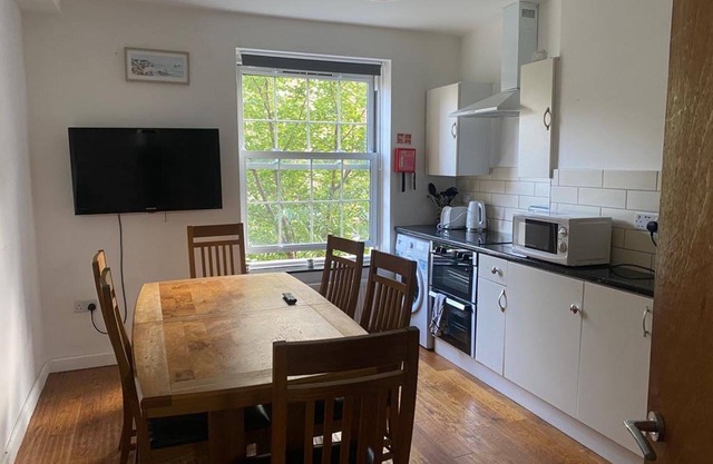 4 Bed Flat - Sleeps 10 - Pets - Parking