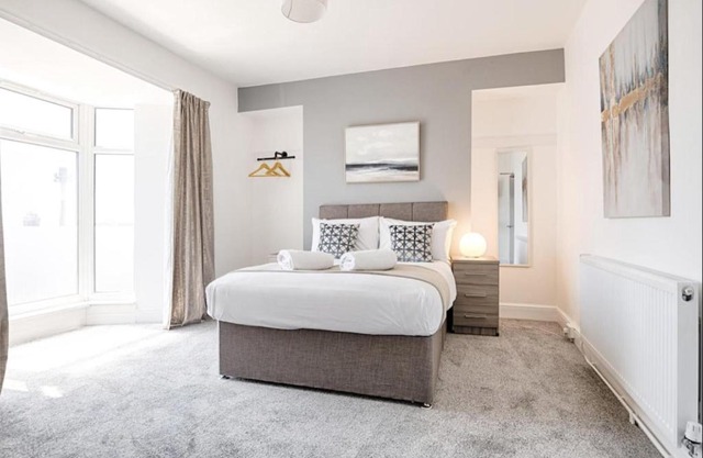 4 Bed House - Sleeps 11 - Pets - Parking - Wifi