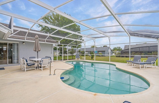 4-Bed luxury Orlando villa w/private pool, games room. WDW 4 miles