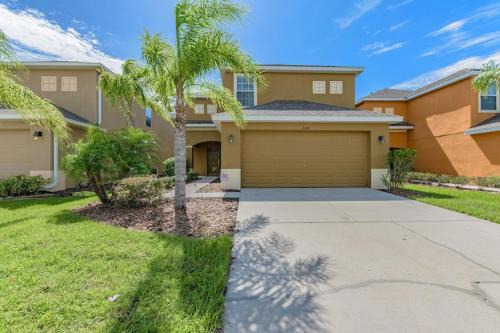 4 Bed Private Yard-Pool Home