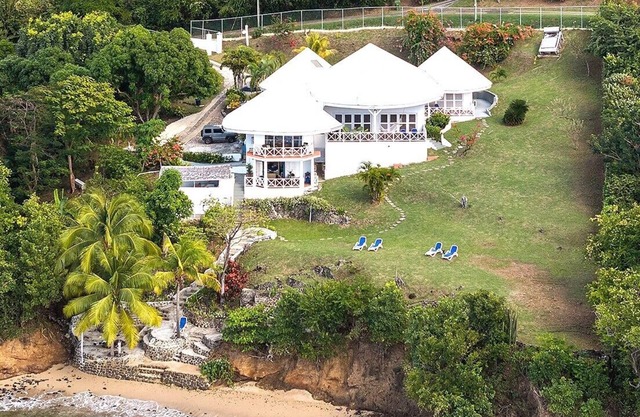 4 Bedroom, 4 bathroom Villa on the Beach