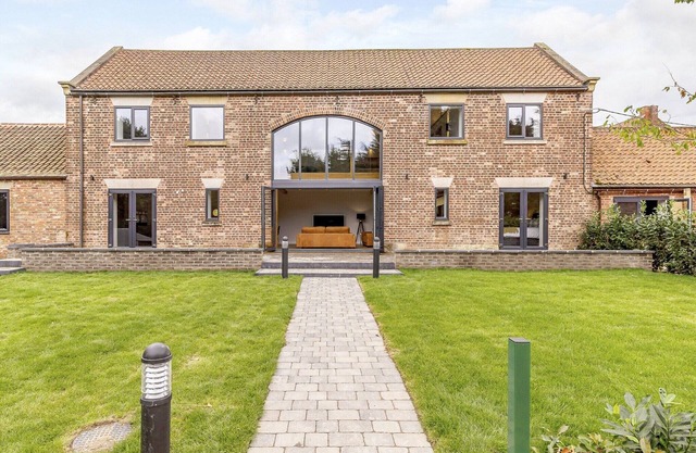4 bedroom accommodation in Edwinstowe