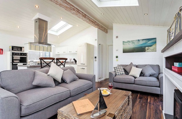 4 bedroom accommodation in Wootton Bridge, Nr Cowes