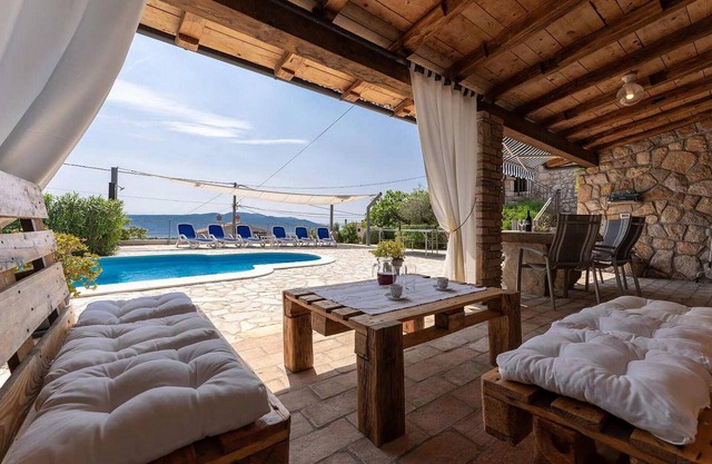 4 bedroom accommodation in Brsec