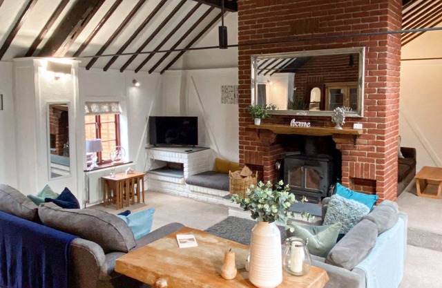 4 bedroom accommodation in Sopley, near Burton