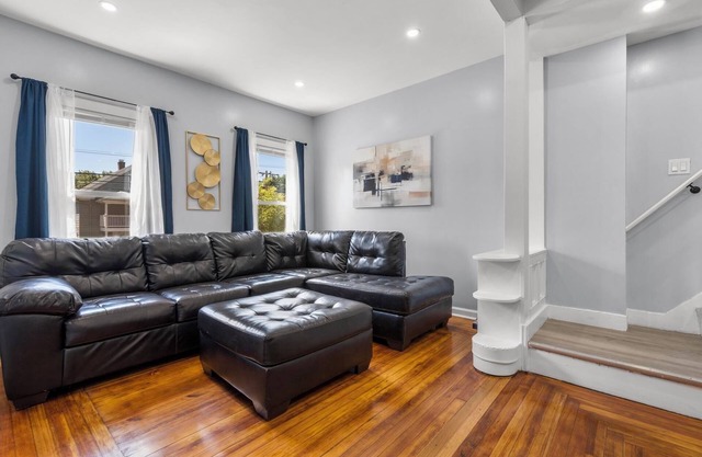 4-bedroom apartment in charming Bristol with AC and lots of amenities