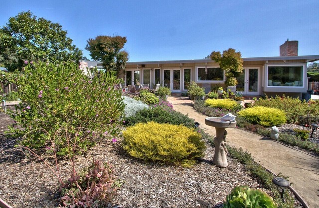 4 bedroom Carmel Home- Beautiful Garden, Up To EIGHT People -7 day minimum