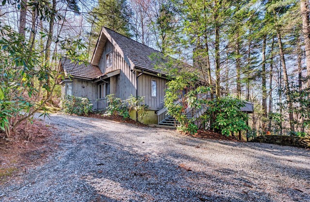 4 Bedroom Cottage located in the High Hampton community of Cashiers, NC - Gabel Cottage