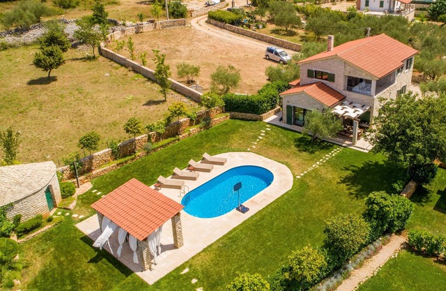 4 bedroom cozy home in Linardici