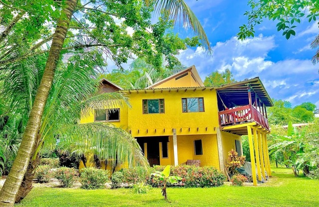 4 Bedroom Private Home, 2 Blocks to Ocean, Sleeps 13, 2 Balconies