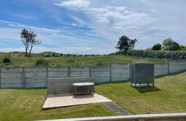 4 bedroom house for 9 people 200 m from the beach. saint germain sur ay.