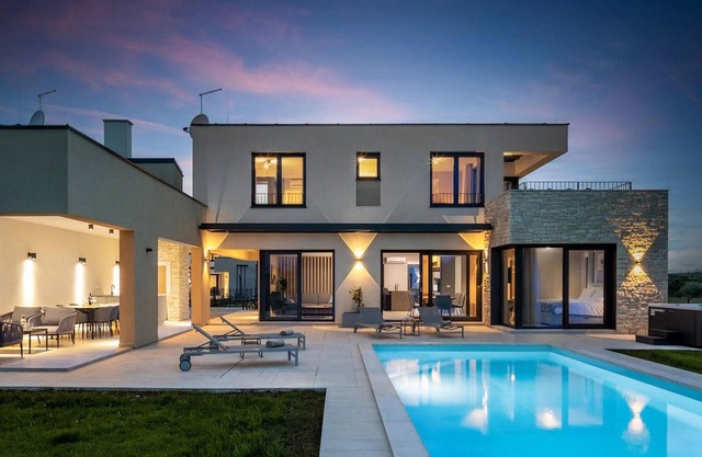 4 bedroom gorgeous home in Brtonigla