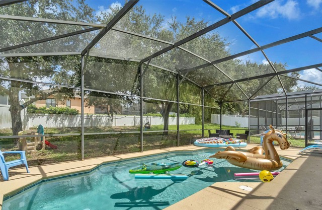 4 Bedroom Home Near Disney w/ Private Pool