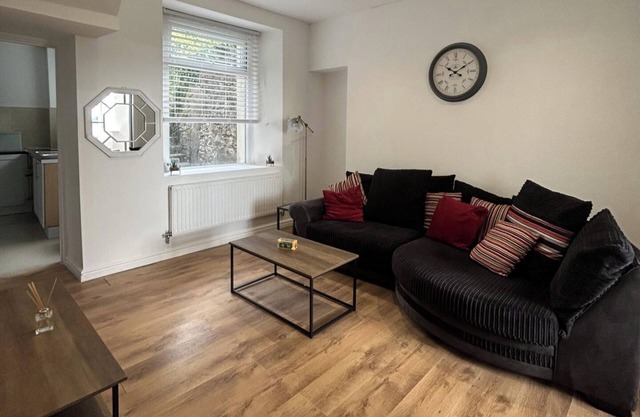 4 Bedroom House, Sleeps 7 - Central & Pet Friendly