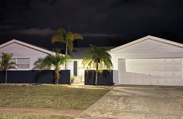 4 Bedroom House Centrally Located on Merritt Island - Convenient to Space Center & Cocoa Beach!