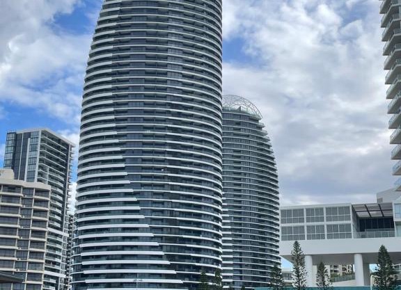 4 Bedroom Huge Sub Penthouse Oracle Level 31 Magnif VIEWS 260m2 Family Skyhome Sleeps 8 Adults and 2 Children, Sofa Bed Portacot, High Chair Central to Everything Resort Skyhome 5 STAR Luxury