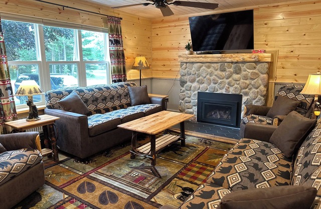 4 bedroom Lodge across from AuTrain Beach & minutes to Pictured Rocks!