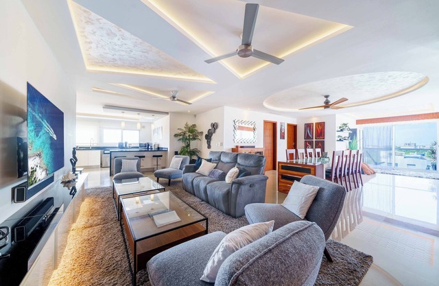 4-Bedroom Luxury Penthouse with Private Jacuzzi and office, next to Hotel Zone