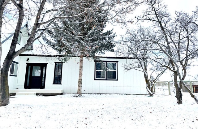 4 bedroom Modern Farmhouse, 5 acres, mt. views, Bend, Tumalo @alpenglowfarmhouse