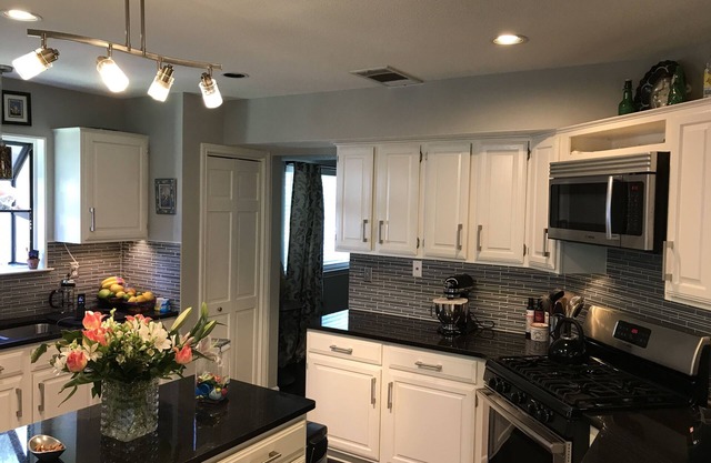 4 bedroom Modern home with cozy features! Sleeps 9 Comfortably.
