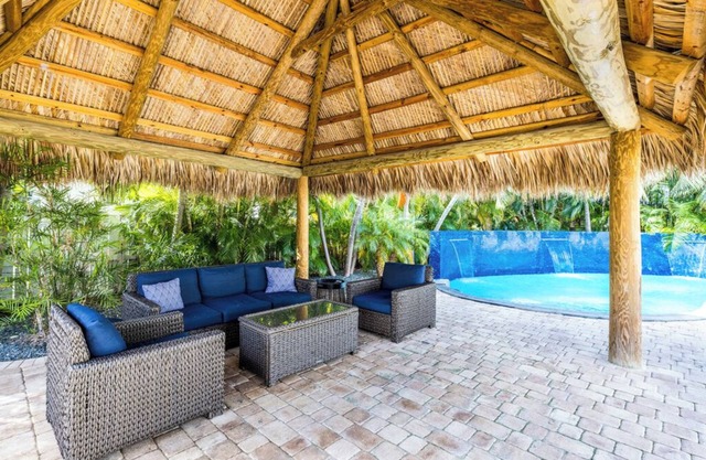 4-bedroom Modern Villa w/Guest House and resort style pool in serene Key West