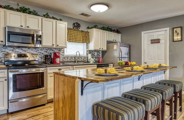 4 Bedroom One Story Pet Friendly Close to Pigeon Forge-outdoor Kitchen- Hot tub