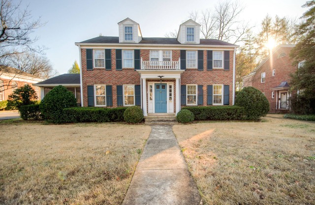 4 Bedroom-Sleeps 11-Only 5 Blocks to the Square and MTSU!