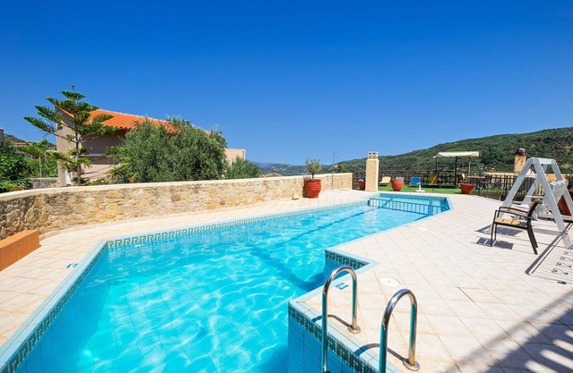 4-bedroom Topolia House with shared pool