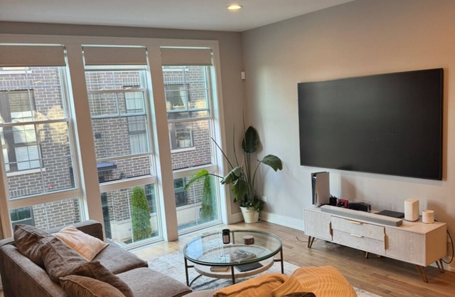 4-bedroom townhome in superb Chicago