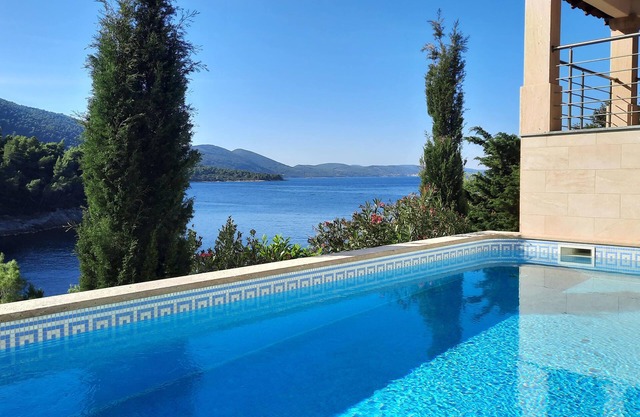 4-bedroom villa in awesome Rasoha/Korčula with parking, pool,WiFi, fitness room
