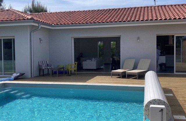 4-bedroom villa, private heated pool, enclosed garden8 minutes from the beach