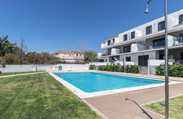 4 bedroom villa with pool and in a condominium by AlgarveManta (6V4)