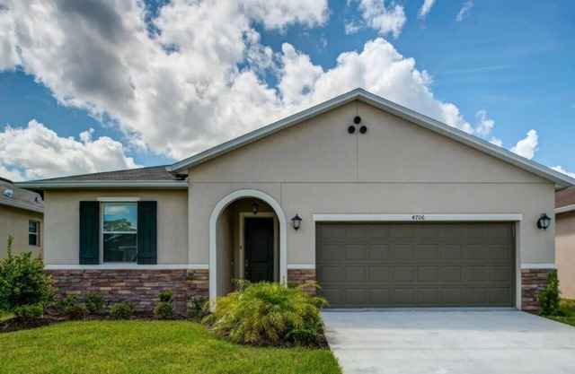4 Bedrooms/2 Bathrooms/Crystal Cove (4706RR)