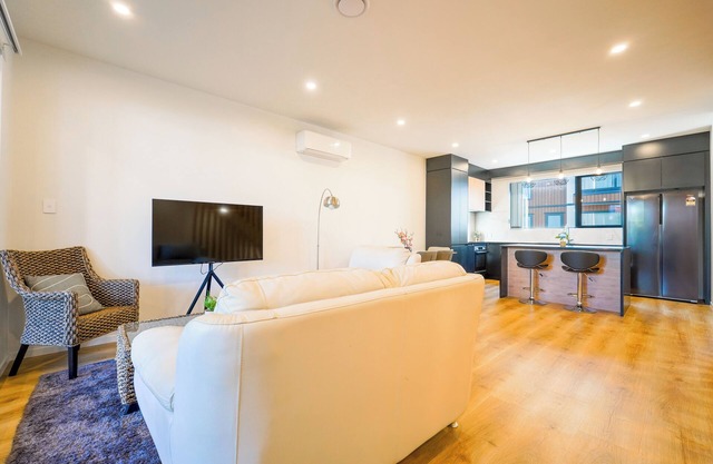 4 Bedrooms Modern Coastal Retreat Near Devonport
