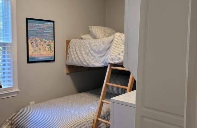4 bedrooms, Pet Friendly, short walk to Southern Brewing Company.