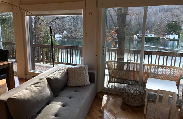 4 bedrooms waterfront cottage on lake Duhamel in Mont-Tremblant