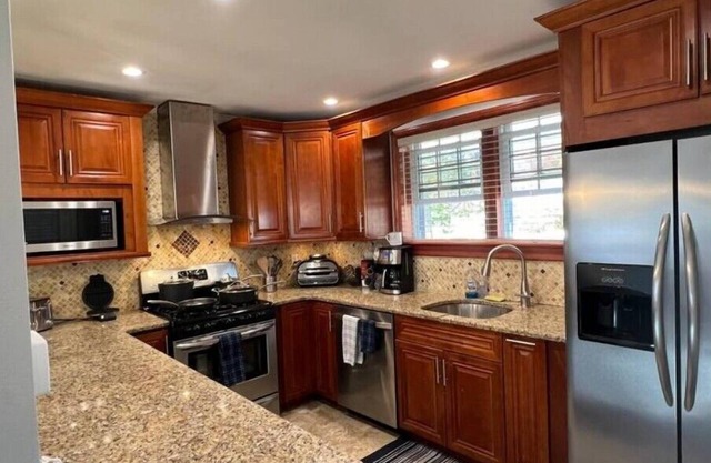 4 beds 1.5 bath 10 minutes from EWR, 35 min to NYC