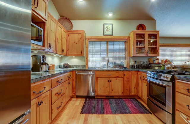 4 BR (2 Masters) Air-Conditioned Lodge Style with Free Tennis, Pool, and Bikes