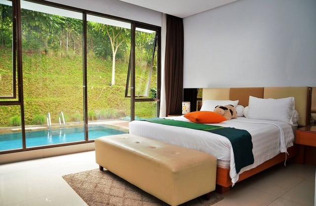4 BR City View Villa with a private pool 3